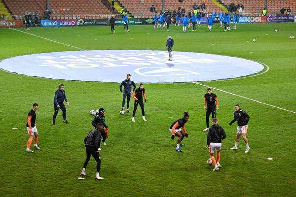 Blackpool takımı Bristol Street Motors Kupası yarı final maçı sırasında Bloomfield Road, Blackpool, İngiltere 'de oynanan Blackpool-Peterborough United maçında ısınıyor.