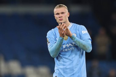 Manchester City 'den Erling Hland, Manchester City' nin 20 Şubat 2024 'te Etihad Stadyumu' nda oynanan Premier League maçında Manchester City 'nin Brentford' a karşı kazandığı 1-0 'lık galibiyet sonrasında ev sahibi taraftarları alkışlıyor.