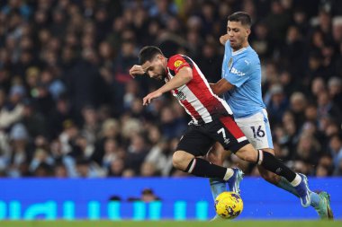 20 Şubat 202 tarihinde Etihad Stadyumu 'nda Manchester City ile Brentford arasında oynanan Premier League karşılaşmasında Brentford' dan Neal Maupay, Manchester City 'den Rodri' ye karşı mücadele etti.