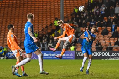 Blackpool 'dan Hayden Coulson, 20 Şubat 202' de Bloomfield Road, Blackpool, İngiltere 'de oynanan Blackpool-Peterborough United maçında Bristol Street Motors yarı final maçında kaleye ilerliyor.