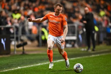 Blackpool 'dan Shayne Lavery, 20 Şubat 202' de İngiltere, Blackpool 'daki Bloomfield Road' da oynanan yarı final Blackpool-Peterborough United karşılaşmasında topla bir çıkış yaptı.