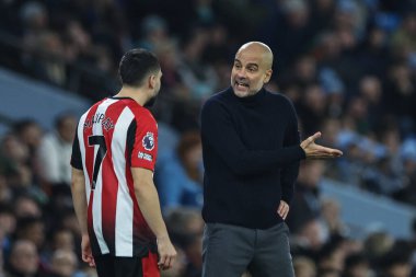 Manchester City 'nin Pep Guardiola teknik direktörü 20 Şubat 202' de Etihad Stadyumu 'nda Manchester City Brentford' a karşı oynanan Premier League maçında Brentford 'dan Neal Maupay ile konuştu.