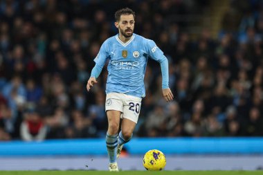 Manchester City 'den Bernardo Silva, 20 Şubat 202' de Etihad Stadyumu 'nda Manchester City ile Brentford arasındaki Premier League maçında topu aldı.