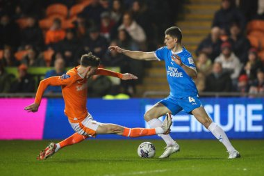 Peterborough United takımından Ronnie Edwards, Blackpool takımından Jake Beesley 'in Bristol Street Motors Yarı-Final karşılaşmasında Bloomfield Road, Blackpool, Birleşik Krallık' ta oynanan karşılaşmadan kaçınıyor.