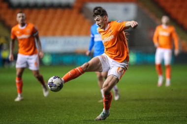 Blackpool 'lu Matty Virtue, 20 Şubat 202' de Bloomfield Road, Blackpool, İngiltere 'de oynanan Blackpool-Peterborough United yarı final karşılaşmasında topu kontrol ediyor.