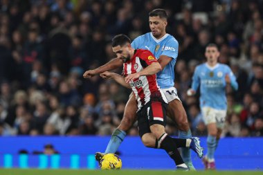 20 Şubat 202 tarihinde Etihad Stadyumu 'nda Manchester City ile Brentford arasında oynanan Premier League karşılaşmasında Brentford' dan Neal Maupay, Manchester City 'den Rodri' ye karşı mücadele etti.
