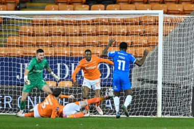 Blackpool takımından Hayden Coulson, 20 Şubat 202 'de Bloomfield Road, Blackpool, İngiltere' de oynanan yarı final Blackpool yarı final karşılaşmasında gol şansını engelledi.