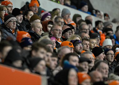 Blackpool taraftarları, 20 Şubat 202 'de Bloomfield Road, Blackpool' da oynanan Bristol Street Motors Yarı-Final karşılaşmasını izliyor.