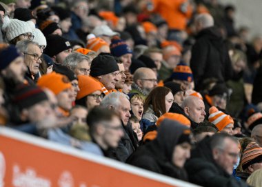 Blackpool taraftarları, 20 Şubat 202 'de Bloomfield Road, Blackpool' da oynanan Bristol Street Motors Yarı-Final karşılaşmasını izliyor.
