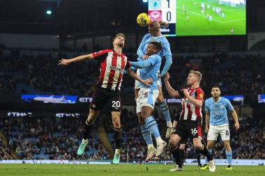 Manchester City 'den Erling Hland 20 Şubat 2024 tarihinde Etihad Stadyumu' nda Manchester City ile Brentford arasında oynanan Premier League maçında topu önde götürüyor.