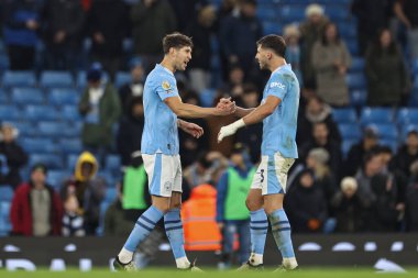 Manchester City 'den John Stones ve Manchester City' den Rben Dias, Manchester City 'nin 20 Şubat 2024' te Etihad Stadyumu 'nda oynanan Premier League maçında Manchester City' nin Brentford 'a karşı kazandığı 1-0' lık galibiyeti kutladılar.