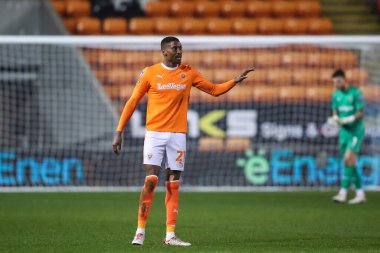 Blackpool 'dan Marvin Ekpiteta, Bristol Street Motors Kupası yarı final karşılaşmasında takım arkadaşlarına talimat veriyor. Blackpool, Blackpool, İngiltere' de 20 Şubat 202 'de oynanan Blackpool-Peterborough United maçında.