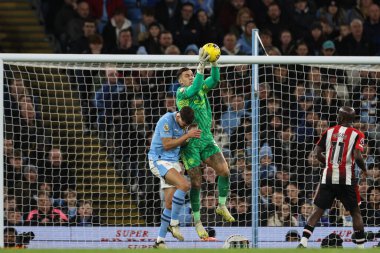 Manchester City 'den Ederson topu Premier League maçı sırasında Etihad Stadyumu' nda Manchester City 'ye karşı Brentford maçında toplar.