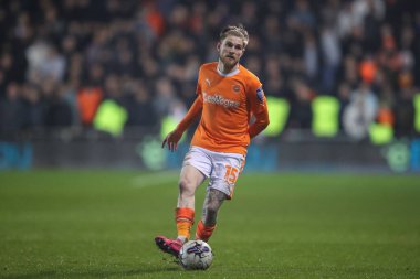 Blackpool 'dan Hayden Coulson, 20 Şubat 202' de İngiltere 'nin Blackpool şehrinde oynanan Blackpool-Peterborough United maçında Bristol Street Motors Kupası yarı final maçında pas attı.
