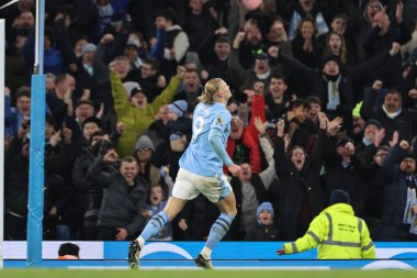 Manchester City 'den Erling Hland, 20 Şubat 2024 tarihinde Etihad Stadyumu' nda oynanan Premier League maçında Manchester City ile Brentford arasındaki maçı 1-0 kazanma golünü kutluyor.
