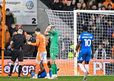 Blackpool 'dan Richard O' Donnell, 20 Şubat 202 'de Bloomfield Road, Blackpool, İngiltere' de oynanan Bristol Street Motors Yarı-Final karşılaşmasında penaltı olarak tepki gösterdi.