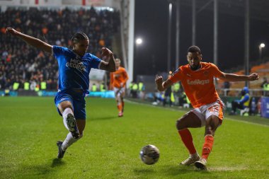 Blackpool 'dan CJ Hamilton 20 Şubat 202' de Bloomfield Road, Blackpool, İngiltere 'de oynanan Blackpool-Peterborough United maçında Bristol Street Motors yarı final maçında topu geçiyor.