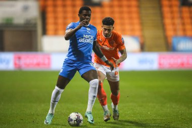 Blackpool 'dan Jordan Lawrence-Gabriel, Bristol Street Motors Kupası yarı final karşılaşmasında Ephron Mason-Clark' a baskı yapıyor. Blackpool - Peterborough United maçı, Bloomfield Road, Blackpool, Birleşik Krallık, 20 Şubat 202