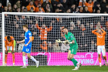 Blackpool 'dan Richard O' Donnell, 20 Şubat 202 'de Bloomfield Road, Blackpool, İngiltere' de oynanan Bristol Street Motors Yarı-Final karşılaşmasında penaltı olarak tepki gösterdi.