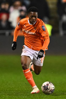 Blackpool 'dan Karamoko Dembele, 20 Şubat 202' de Bloomfield Road, Blackpool, Birleşik Krallık 'ta oynanan Bristol Street Motors yarı final karşılaşmasında topla bir çıkış yaptı.