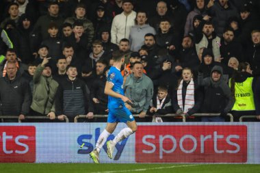 Peterborough United takımından Harrison Burrows, 20 Şubat 202 'de Bloomfield Road, Blackpool' da oynanan Bristol Street Motors Yarı-Final karşılaşmasında 0-2 'lik galibiyetini kutluyor.
