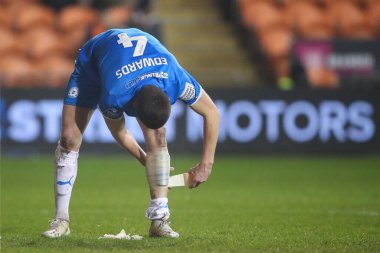 Peterborough United takımından Ronnie Edwards, 20 Şubat 202 'de Bloomfield Road, Blackpool, Birleşik Krallık' ta oynanan Bristol Street Motors Yarı-Final karşılaşmasında bacağına bant yapıştırdı.