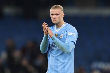 Manchester City 'den Erling Hland, Manchester City' nin 20 Şubat 2024 'te Etihad Stadyumu' nda oynanan Premier League maçında Manchester City 'nin Brentford' a karşı kazandığı 1-0 'lık galibiyet sonrasında ev sahibi taraftarları alkışlıyor.