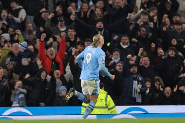 Manchester City 'den Erling Hland, 20 Şubat 2024 tarihinde Etihad Stadyumu' nda oynanan Premier League maçında Manchester City ile Brentford arasındaki maçı 1-0 kazanma golünü kutluyor.