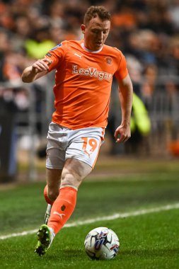 Blackpool 'dan Shayne Lavery, 20 Şubat 202' de İngiltere, Blackpool 'daki Bloomfield Road' da oynanan yarı final Blackpool-Peterborough United karşılaşmasında topla bir çıkış yaptı.