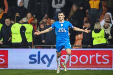 Peterborough United takımından Harrison Burrows, 20 Şubat 202 'de Bloomfield Road, Blackpool' da oynanan Bristol Street Motors Yarı-Final karşılaşmasında 0-2 'lik galibiyetini kutluyor.