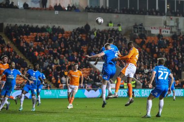 Blackpool 'dan Marvin Ekpiteta, 20 Şubat 202' de İngiltere 'nin Blackpool kentindeki Bloomfield Road' da oynanan Blackpool-Peterborough United yarı final karşılaşmasında Bristol Street Motors Trophy maçında kaleye doğru ilerliyor.