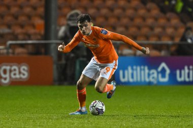 Blackpool 'dan Kyle Joseph, 20 Şubat 202' de Bloomfield Road, Blackpool, İngiltere 'de oynanan Blackpool-Peterborough United maçında Bristol Street Motors' un yarı final maçında topa vuruyor.
