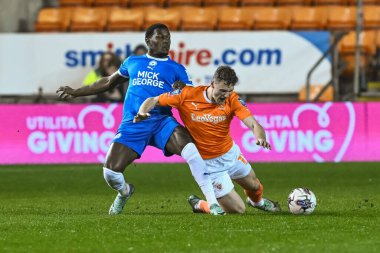 Blackpool 'lu Matty Virtue, Bristol Street Motors Yarı-Final karşılaşmasında Ephron Mason-Clark tarafından 20 Şubat 202' de Bloomfield Road, Blackpool, İngiltere 'de oynanan Blackpool maçında kirletildi.