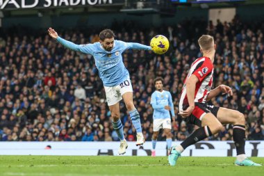Manchester City 'den Bernardo Silva, Manchester City' nin 20 Şubat 202 'de Etihad Stadyumu' nda Brentford 'a karşı oynadığı Premier League maçında postanın önünde ilerliyor.