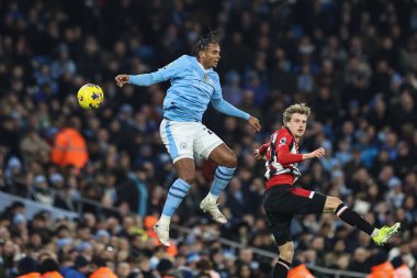 Manchester City 'den Manuel Akanji ve Brentford' dan Mads Roerslev Premier League maçı sırasında Etihad Stadyumu 'nda Manchester City Brentford' a karşı, 20 Şubat 202
