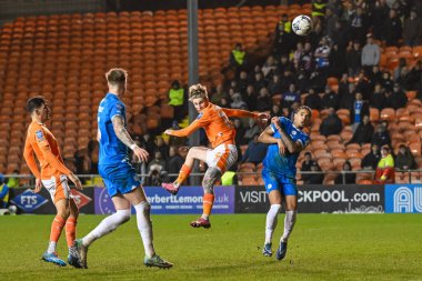 Blackpool 'dan Hayden Coulson, 20 Şubat 202' de Bloomfield Road, Blackpool, İngiltere 'de oynanan Blackpool-Peterborough United maçında Bristol Street Motors yarı final maçında kaleye ilerliyor.