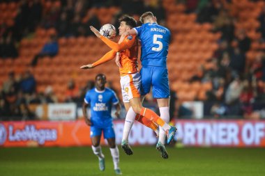 Blackpool 'dan Kyle Joseph ve Peterborough United takımından Josh Knight 20 Şubat 202' de Bloomfield Road, Blackpool 'da oynanan Bristol Street Motors Yarı-Final karşılaşmasında top için mücadele ettiler.