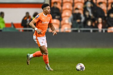 Blackpool 'dan Jordan Lawrence-Gabriel, 20 Şubat 202' de Bloomfield Road, Blackpool, İngiltere 'de oynanan Blackpool-Peterborough United maçında Bristol Street Motors' un yarı final maçında topa vuruyor.