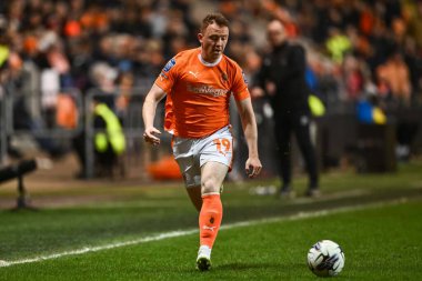 Blackpool 'dan Shayne Lavery, 20 Şubat 202' de İngiltere, Blackpool 'daki Bloomfield Road' da oynanan yarı final Blackpool-Peterborough United karşılaşmasında topla bir çıkış yaptı.