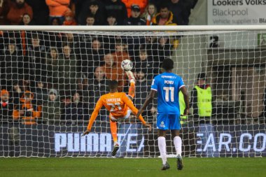 Blackpool 'dan Marvin Ekpiteta, 20 Şubat 202' de Bloomfield Road, Blackpool, Birleşik Krallık 'ta oynanan Bristol Street Motors Yarı-Final karşılaşmasında topu akrobatik bir şekilde çizgiden atıyor.
