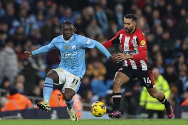 Manchester City 'den Jrmy Doku, Premier League maçında Brentford' lu Saman Ghoddos tarafından kapana kısıldı Manchester City ile Brentford arasında Etihad Stadyumu, Manchester, İngiltere, 20 Şubat 2024