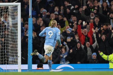 Manchester City 'den Erling Hland, 20 Şubat 2024 tarihinde Etihad Stadyumu' nda oynanan Premier League maçında Manchester City ile Brentford arasındaki maçı 1-0 kazanma golünü kutluyor.