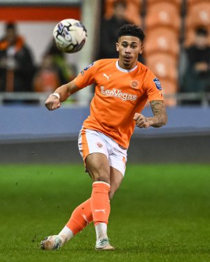 Blackpool 'dan Jordan Lawrence-Gabriel, 20 Şubat 202' de Bloomfield Road, Blackpool, İngiltere 'de oynanan Blackpool-Peterborough United maçında Bristol Street Motors Kupası yarı final maçında pas verdi.