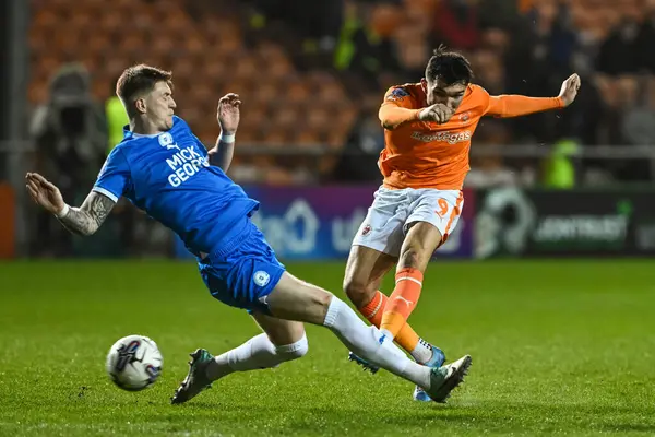 Blackpool 'dan Kyle Joseph, 20 Şubat 202' de İngiltere, Blackpool 'daki Bloomfield Road' da oynanan Blackpool Yarı final karşılaşmasında kalede şut çekti.