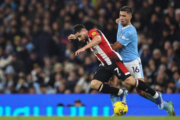20 Şubat 202 tarihinde Etihad Stadyumu 'nda Manchester City ile Brentford arasında oynanan Premier League karşılaşmasında Brentford' dan Neal Maupay, Manchester City 'den Rodri' ye karşı mücadele etti.
