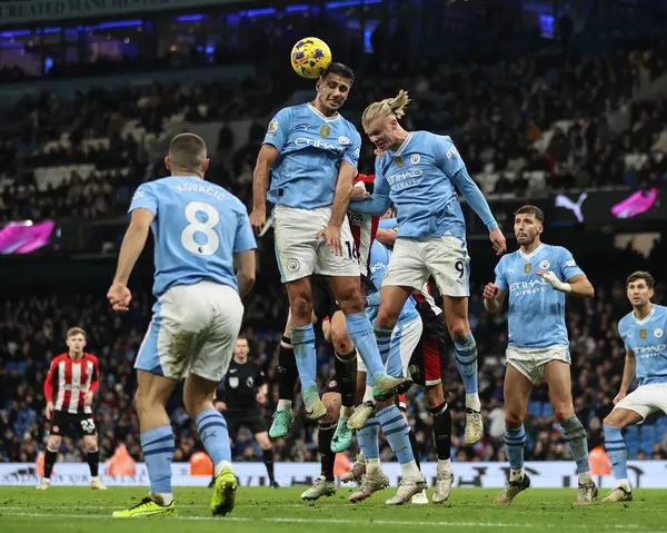 Manchester City 'den Rodri Premier Lig maçında Etihad Stadyumu' nda Manchester City 'ye karşı Brentford maçında topa önderlik ediyor, 20 Şubat 202