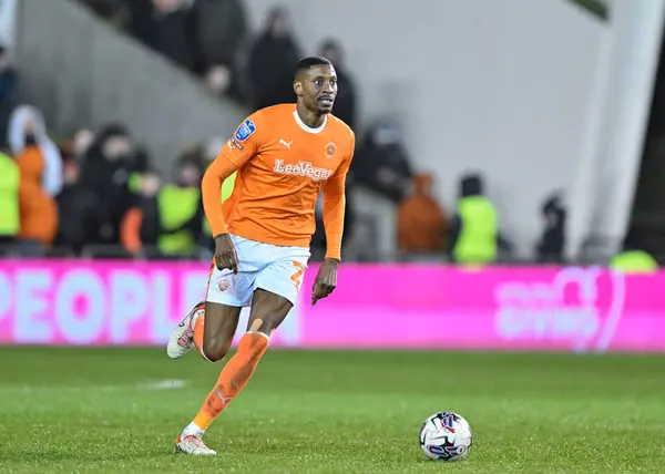 Blackpool 'dan Marvin Ekpiteta, Bristol Street Motors Kupası yarı final maçı sırasında Bloomfield Road, Blackpool, İngiltere' de, 20 Şubat 202 'de Blackpool-Peterborough United maçında