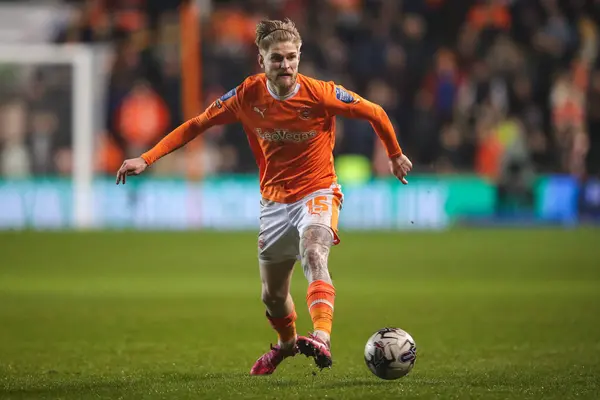 Blackpool 'dan Hayden Coulson, 20 Şubat 202' de İngiltere 'nin Blackpool şehrinde oynanan Blackpool-Peterborough United maçında Bristol Street Motors Kupası yarı final maçında pas attı.