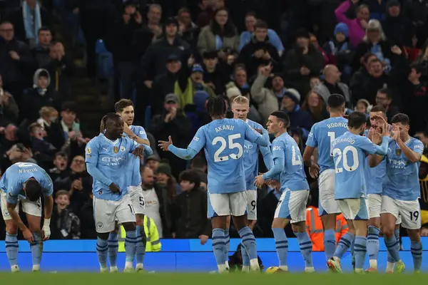 Manchester City 'den Erling Hland, 20 Şubat 2024 tarihinde Etihad Stadyumu' nda oynanan Premier League maçında Manchester City ile Brentford arasındaki maçı 1-0 kazanma golünü kutluyor.