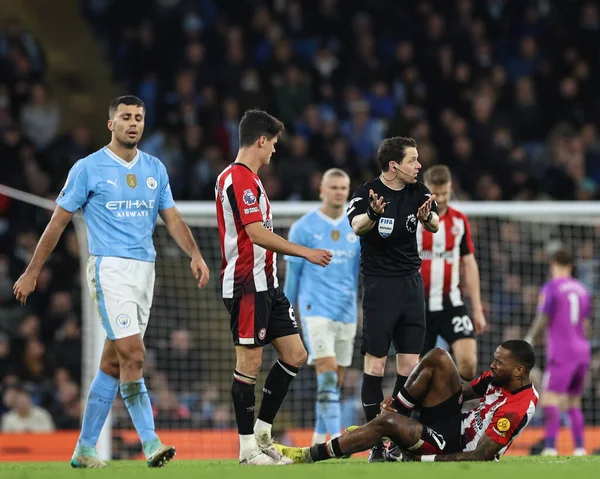 Hakem Darren England, 20 Şubat 202 'de Etihad Stadyumu' nda oynanan Premier League karşılaşmasında Brentford 'lu Ivan Toney' nin sakatlanması üzerine avantaj sağlamıyor.